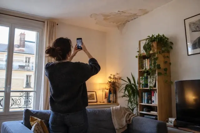 Tache d’humidité au plafond d’un appartement en copropriété